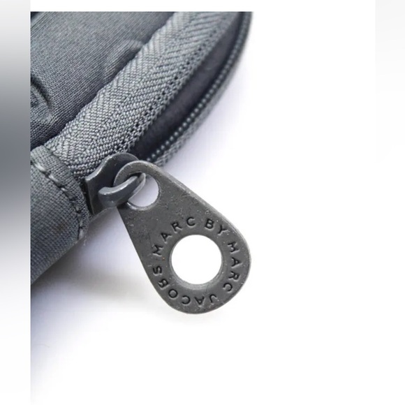Marc Jacobs Tablet electronics Case bag in soft gray Dreamy Neoprene logo NWT - Picture 4 of 12